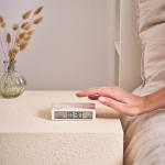 Ceas cu alarma Lexon Flip Classic X Pantone, Snooze, Display Digital, Luminozitate ajustabila, USB-C, Bej 7 - lerato.ro