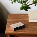 Ceas cu alarma Lexon Flip Premium, Snooze, Display Digital, Luminozitate ajustabila, USB-C, Gold 9 - lerato.ro