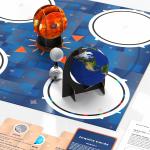 Kit STEAM Ozobot OzoGoes to the Sun, Earth & Moon, 1x tabla de joc, 4x carduri intrebari, 12x carduri cu informatii, 12x stickere, Multicolor 6 - lerato.ro