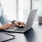 Carcasa laptop Spigen AirSkin compatibila cu MacBook Air 13 inch, Frost Clear 6 - lerato.ro