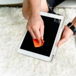 Set de curatare a ecranului WHOOSH! Grab and Go, 1 x Spray 80ml, 1 x Laveta microfibra, Portocaliu 4 - lerato.ro