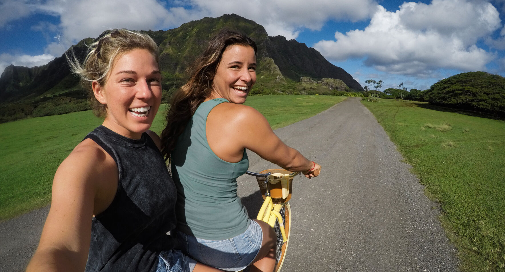 Mini trepied cu maner telescopic Shorty pentru camere video sport GoPro, Negru 1 Lerato.ro