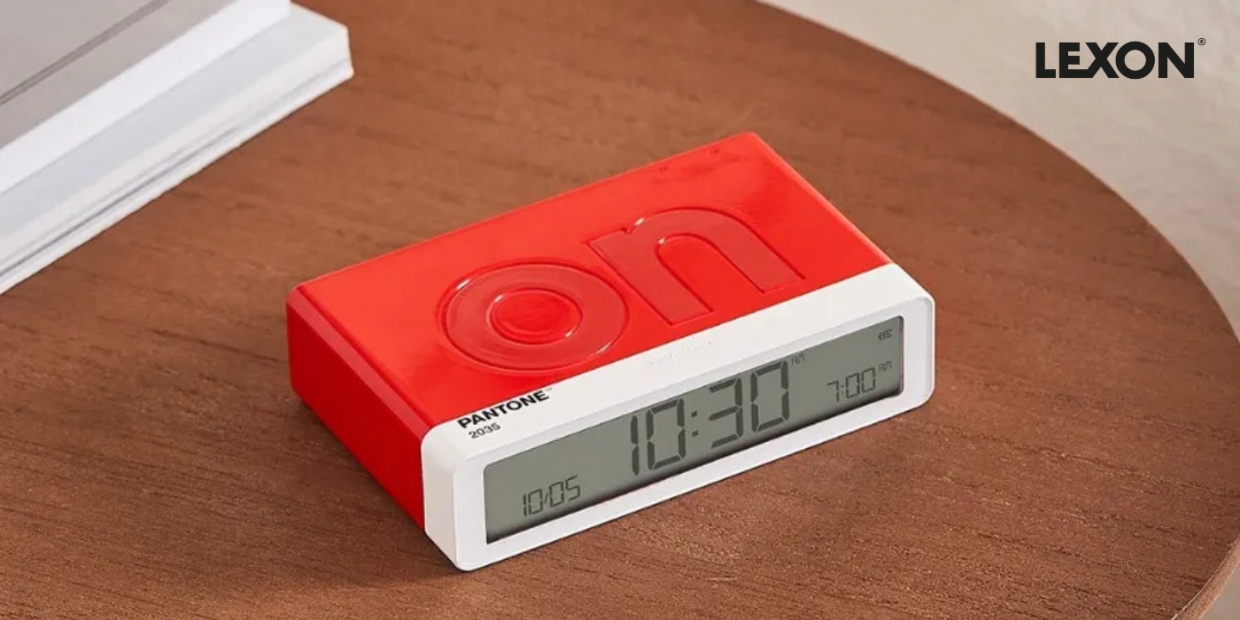 Ceas cu alarma Lexon Flip Classic X Pantone, Snooze, Display Digital, Luminozitate ajustabila, USB-C, Rosu 1 Lerato.ro
