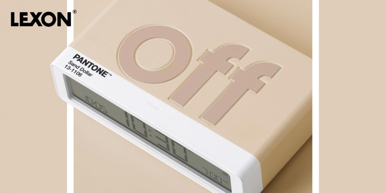 Ceas cu alarma Lexon Flip Classic X Pantone, Snooze, Display Digital, Luminozitate ajustabila, USB-C, Bej 1 Lerato.ro