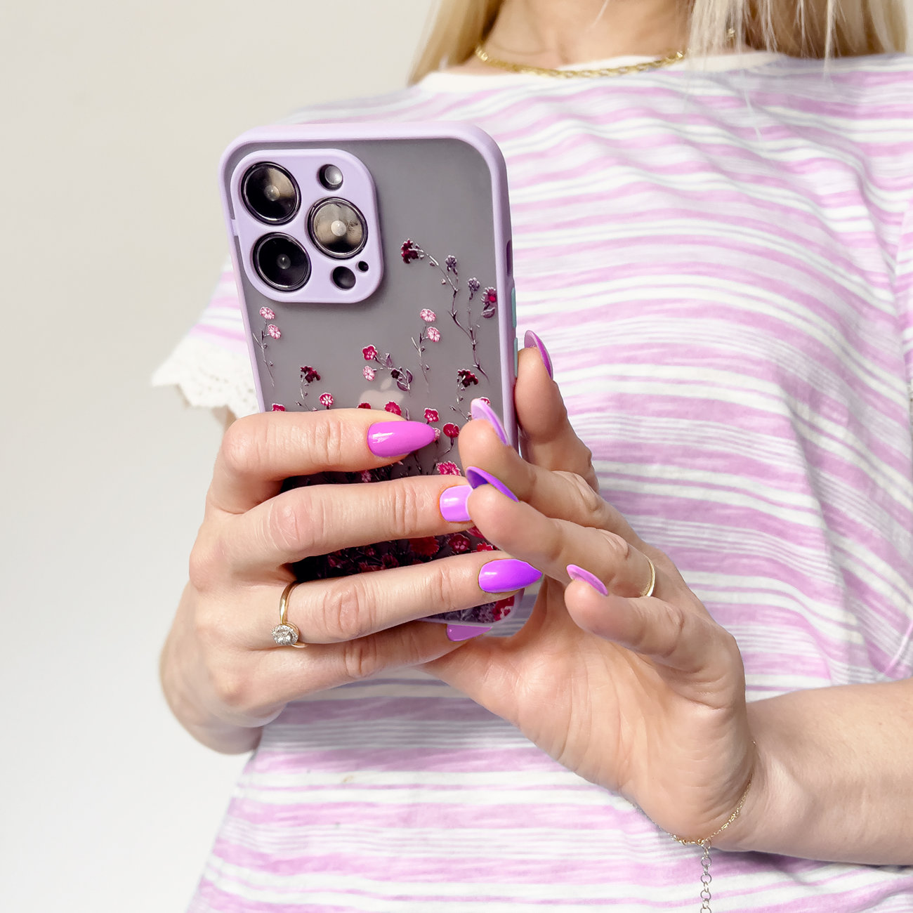 Carcasa Design Case compatibila cu iPhone 13 Floral Purple 1 Lerato.ro