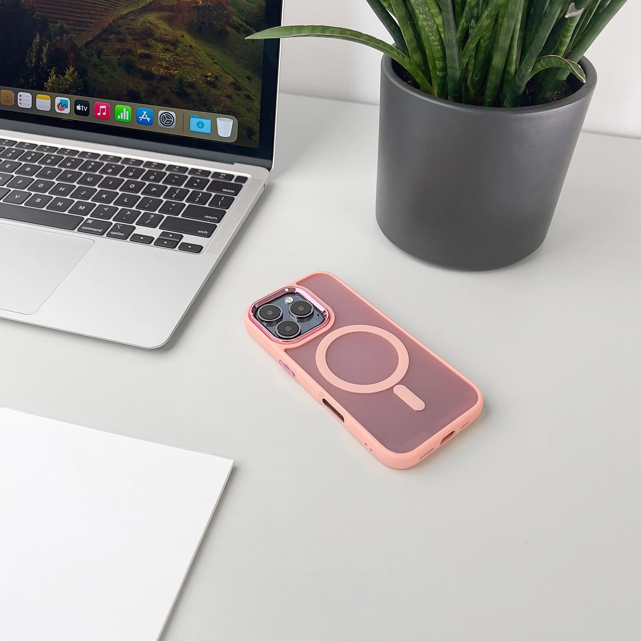 Carcasa Magnetic MagSafe compatibila cu iPhone 16 Pink 1 Lerato.ro