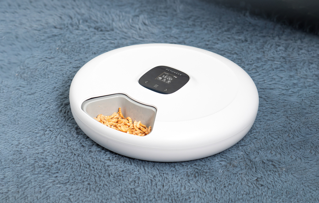 Dispenser automat hrana Petoneer NutriSpin pentru animale, 6 compartimente, 320 x 320 x 83 mm, Bluetooth, Alimentare la retea / baterii, Alb 1 Lerato.ro